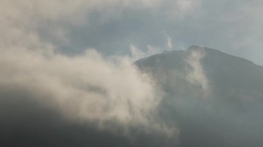 Bulutlu gökyüzü altında derin yeşil vadi renkli geniş görüş. Vurdu. Bulutlar altında dağ alanının üstten görünüm