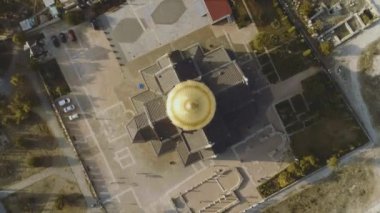 Üstten görünüm altın kubbesi ile büyük Hıristiyan Kilisesi. Vurdu. Ekranın ortasındaki kilisenin kubbesi