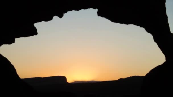 Hermosa puesta de sol increíble. Le dispararon. Paisaje único vela mayor. Hermosa vista al atardecer desde la cueva — Vídeo de stock