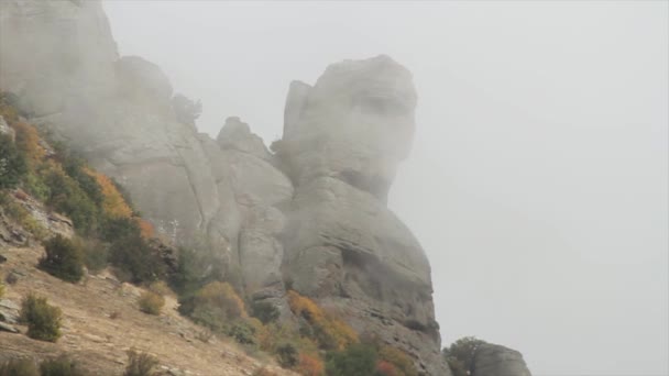 Montañas con nubes siniestras grises lluviosas. Le dispararon. Nubes bajas en la montaña en tiempo nublado — Vídeos de Stock