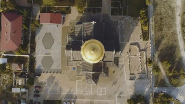 Vista dall'alto sulla grande chiesa cristiana con cupola dorata. Gli hanno sparato. La cupola della Chiesa al centro dello schermo — Video Stock