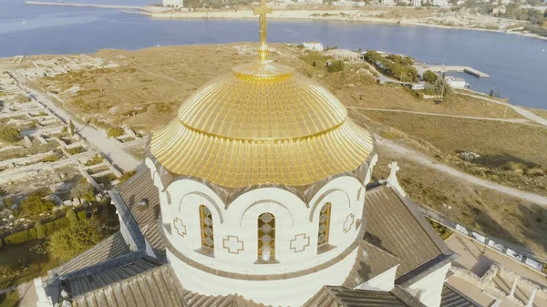 Cupole d'oro della Cattedrale ortodossa Vladimir a Chersonesos, sullo sfondo del mare blu. Gli hanno sparato. Il tempio più grande della penisola di Crimea. Vista dall'alto del tempio di Chersonesos — Foto Stock