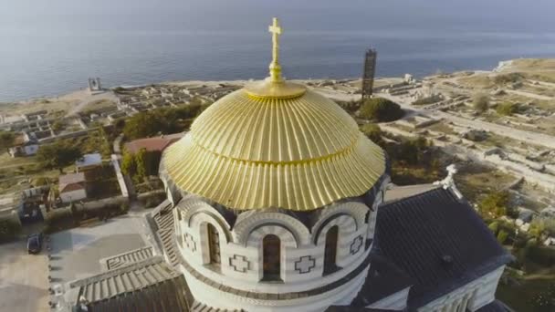 Guldkupoler ortodoxa Vladimir katedralen i Chersonesos, på bakgrund av blå havet. Skott. Det största templet på Krim-halvön. Ovanifrån av den tempel av Chersonesos — Stockvideo