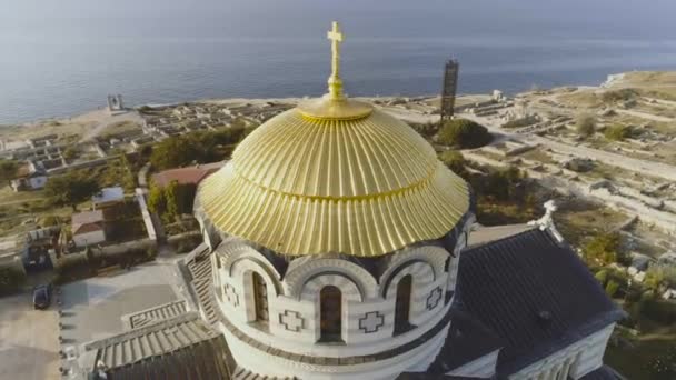 Domos dorados de la catedral ortodoxa de Vladimir en Chersonesos, en el fondo del mar azul. Le dispararon. El templo más grande de la península de Crimea. Vista superior del templo de Chersonesos — Vídeo de stock