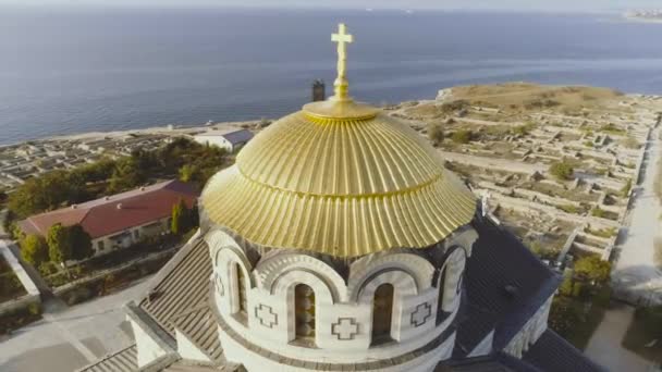 Złote kopuły cerkwi Vladimir w Chersonez, na tle błękitnego morza. Strzał. To największa świątynia na Półwyspie Krymskim. Widok z góry z świątyni Chersonez — Wideo stockowe