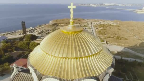 Famosa iglesia y punto de referencia. Le dispararon. Primer plano de cúpulas amarillas doradas sobre fondo azul soleado del cielo en temporada de verano — Vídeo de stock