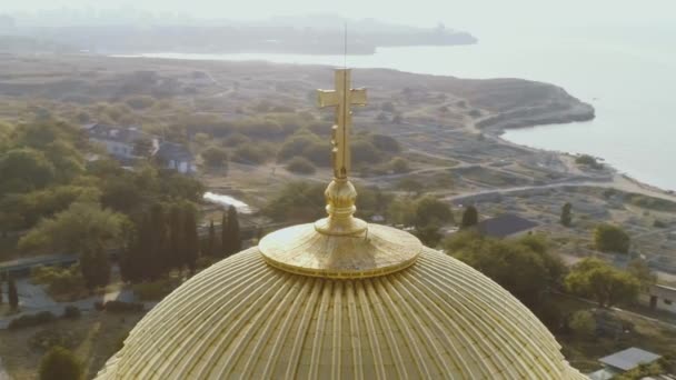 Famosa iglesia y punto de referencia. Le dispararon. Primer plano de cúpulas amarillas doradas sobre fondo azul soleado del cielo en temporada de verano — Vídeos de Stock