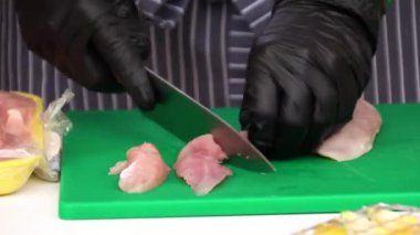 Cook kadar tavuk göğsünü kesti. Erkek Şef tavuk yemek için hazırlar