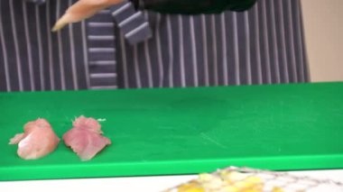 Cook kadar tavuk göğsünü kesti. Erkek Şef tavuk yemek için hazırlar