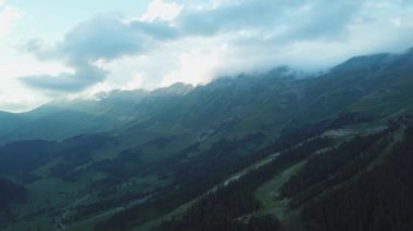 Yeşil dağ bulutlar manzara içinde. Gökyüzü ve bulutlar dağların üstten görünüm