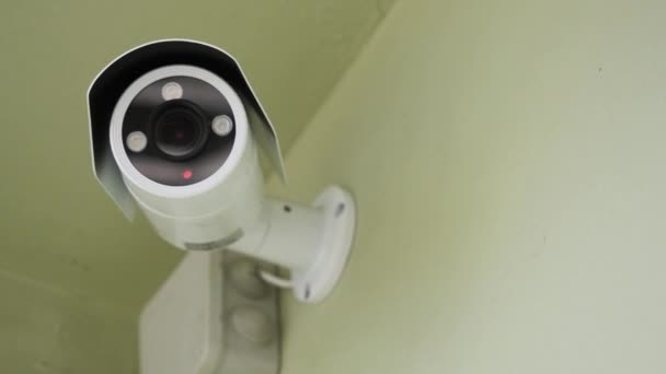 CCTV installed on the wall to property security, indoor security. Крытая камера наблюдения, крупный план — стоковое видео