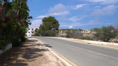Bir turist kasabasında asfalt yol. Tatil güzel güneşli günde. Seyahat ve eğlence kavramı