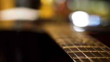 Akustik gitar Köprüsü ve dizeleri kapatın. Gitar telleri Close-up. Zarif gitar