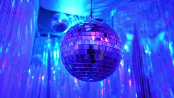 Tło z błyszcząca kula Disco Retro. Wielkie tło dla Disco Party lub małe imprezy Karaoke. Niebieski motyw. Blue disco ball — Wideo stockowe