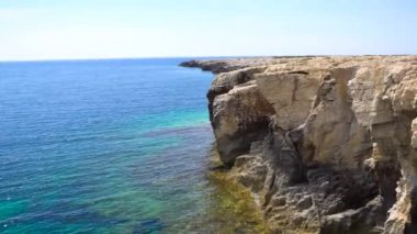 Güneşli bir günde bir muhteşem okyanus manzarası sırasında buzlu kırma dalgalar. Güneşli bir deniz kaya