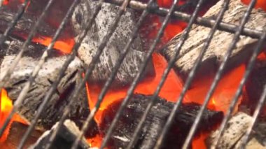 Kömür briket sıcak alev Barbekü ızgara çukura parlayan bir bakış. Kömürlerin yanma barbekü yemek yemek için. Yakın çekim