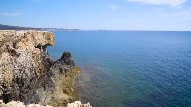 Vågor på klipporna på en solig dag under en spektakulär havsutsikt. Sea rock på en solig dag — Stockvideo