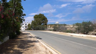 Bir turist kasabasında asfalt yol. Tatil güzel güneşli günde. Seyahat ve eğlence kavramı