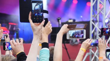 Bir grup genç insan açık hava müzik festivali zevk. Yakın çekim dikiz kalabalık konser. Komik insanlar bir konser telefonda vur.