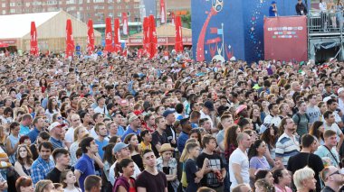 Yekaterinburg, Rusya - Haziran, 2018: Fan bölgede Dünya Kupası Rusya'nın insanlar. 2018 Dünya Kupası Rusya'da onların takım için fanlar tezahürat