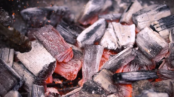 Rote glühende Holzkohle zum Grillen, Grillen. Zubereitung von Kohlen auf dem Grill zum Kochen — Stockfoto