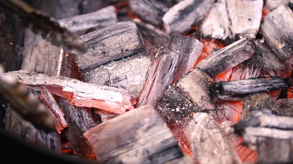 Rote glühende Holzkohle zum Grillen, Grillen. Zubereitung von Kohlen auf dem Grill zum Kochen — Stockfoto