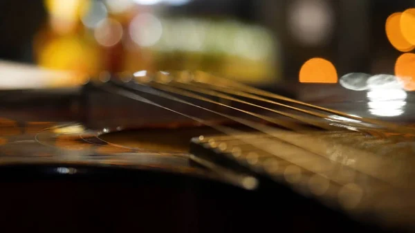 Ponte de guitarra acústica e cordas de perto. Close-up de cordas de guitarra. Guitarra elegante — Fotografia de Stock