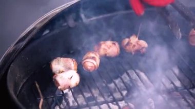 Izgara sosis pastırma ile. Sosis pastırma ile ızgarada kızartılmış. Sosis pastırma Barbekü doğada hazır sarılmış