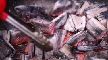 Kırmızı sıcak yanan kömür ızgara için hazırlanıyor, Barbekü ızgara. Yemek pişirmek için kömürün üstünde Barbekü hazırlanması