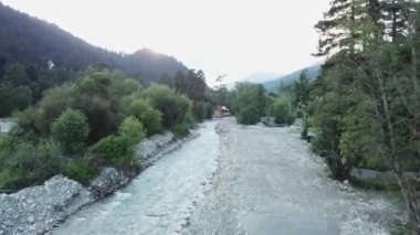 Üstten görünüm nehrin küçük bir yerleşim. Dağ kırsal küçük köyde evler güzel doğa ve bitki örtüsü