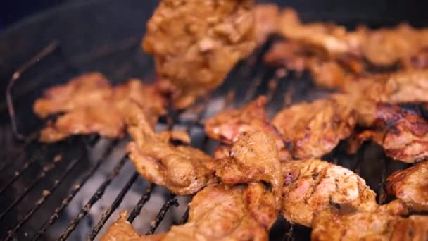 Spareribs koken op barbecue grill voor zomer buiten partij. De achtergrond van het voedsel met barbecue feest. Ribben zijn bereid op de grill — Stockvideo