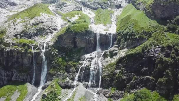 Vista superior de la cascada de la montaña en un día soleado. Increíble vista de la cascada desde la cima de la montaña — Vídeo de stock