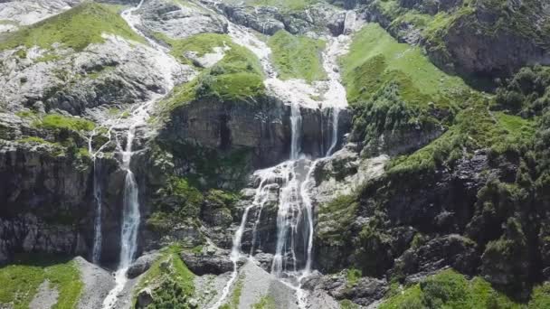Ovanifrån över vattenfallet berg på en solig dag. Fantastisk utsikt över vattenfallet från toppen av berget — Stockvideo