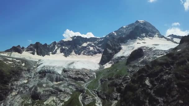 Lindas montanhas cobertas de neve contra o céu azul. Vista superior do topo da montanha com boné de neve — Vídeo de Stock