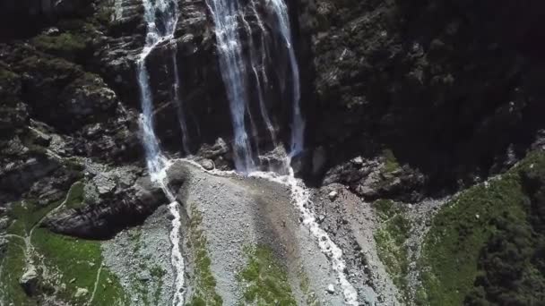 Vista superior de la cascada de la montaña en un día soleado. Increíble vista de la cascada desde la cima de la montaña — Vídeo de stock