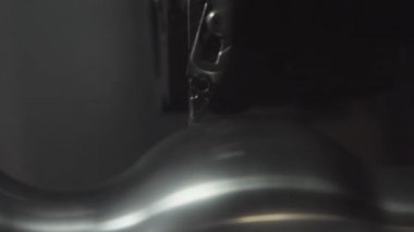 Freze Makinası. CNC tel makine kesme yüksek hassasiyetli kalıp parçaları kesilmiş. Cnc torna makinesi veya matkap aracı ve merkezi matkap aracı ile metal çubuk delme torna makinesi. Merhaba-teknoloji