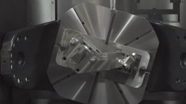 Cnc torna makinesi dönüm makinesi metal vida dişi bölümü Torna kesici tarafından kesme. Merhaba hassasiyetli Cnc işleme kavramı. Metal işleme Cnc freze tezgahı. Kesme metal modern işleme teknolojisi