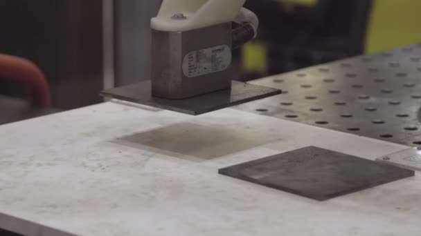 Роботизированный ручной станок на заводе промышленного производства. Роботизированная рука использует магнит для транспортировки металлических листов. Промышленность, концепция робота. Рука робота хорошо работает в производственном отделе — стоковое видео