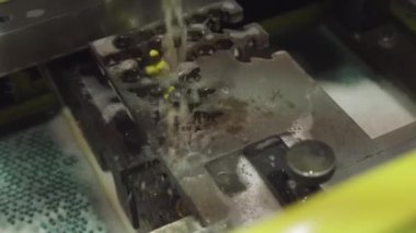 Tel - ışık mavi tonu ve aydınlatma etkisi örnek iş parçaları kesme sırasında erozyon tezgahları Cnc makine yakın çekim. Tel - örnek iş parçaları ışık kesme sırasında erozyon tezgahları Cnc makine Close-up