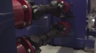 Şanzıman kesit, motor sanayi, sprockets, cogwheels ve yatakları Otomotiv transmisyon. Eski yerine koymak ve metal parçaların Torna talaşlı imalat için yerleştirir. SUV, kargo, ticari ve