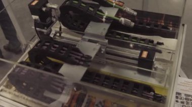 Robot kaynak kapatın. Endüstriyel robot fabrikasında, sanayi kavram çalışmaya. Otomasyon robot derleme metal ayrıntılar için kaynak