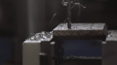 Sondaj makinesi, cnc makine. Freze elinde robot kapatın ve metal işleme işlemi, metal işleme, dönüm mekanik sondaj metal iş sanayi. Metal modern işleme için donatım