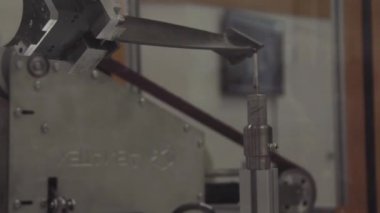 Şanzıman kesit, motor sanayi, sprockets, cogwheels ve yatakları Otomotiv transmisyon. Eski yerine koymak ve metal parçaların Torna talaşlı imalat için yerleştirir. SUV, kargo, ticari ve