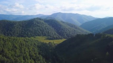Dağlar Vadisi, dağlar, ovalar, yeşil çim, çayırlar, panorama, köyde görünümünü görünüm yukarıdan, dağların üzerinden uçuş. Küçük. Rocky Dağları havadan görünümü ile kar üzerinde net bir