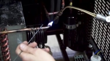 Kaynak işlemi sırasında tanıtıcı kıvılcım yapmak için meşale kullanır closeup Metal ekipmanları imalatı sırasında. Küçük. Yakın - kuralları metal parçaların kaynak, metal damlacıkları güzel toplamda serpilir