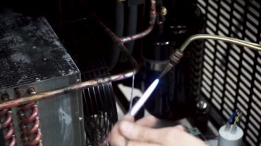 Kaynak işlemi sırasında tanıtıcı kıvılcım yapmak için meşale kullanır closeup Metal ekipmanları imalatı sırasında. Küçük. Yakın - kuralları metal parçaların kaynak, metal damlacıkları güzel toplamda serpilir