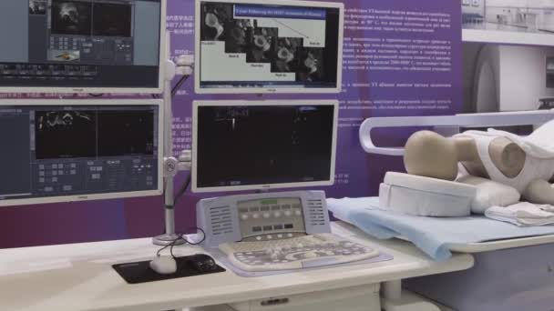 Ιατρικού ρομπότ λειτουργία που περιλαμβάνει ρομπότ εκτέλεση χειρουργικής επέμβασης σε μοντέλο ανθρώπινου λαπαροσκόπηση στο λειτουργικό δωμάτιο στο σύγχρονο νοσοκομείο. — Αρχείο Βίντεο