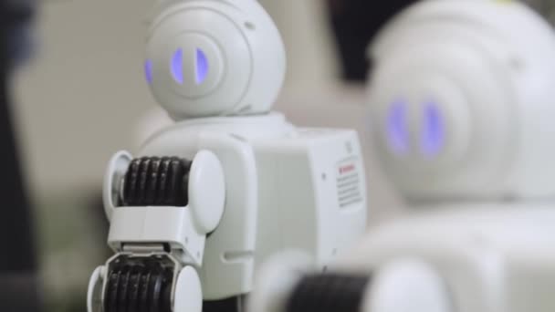 Ein kleiner Roboter mit menschlichem Gesicht und Körper - humanoid. Nahaufnahme eines niedlichen autonomen Service-Roboters. Nahaufnahme des Roboterkopfes — Stockvideo
