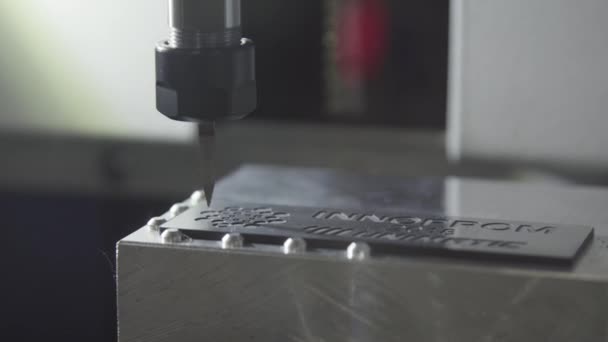 Taladradora, máquina CNC. Cierre las manos del robot en el proceso de fresado y perforación de metal, torneado mecánico de metal, trabajo de metal Industrial. Equipos para el procesamiento de metales en la moderna — Vídeo de stock