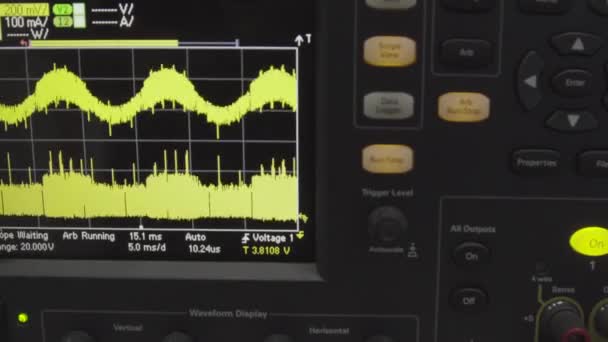 測定とデシベルの音、標準ボリューム インジケーターを示す録音スタジオでプロのアナログ vu メートルの古いを表示します。音波振動のグリーン光を輝き。音楽イコライザー — ストック動画